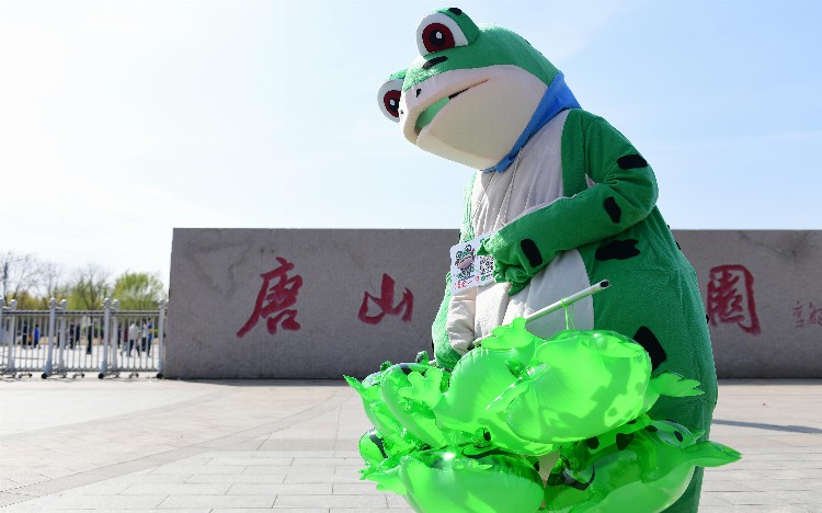 “卖崽青蛙”如何才能在城市找到“安身之处”？ | 新京报快评