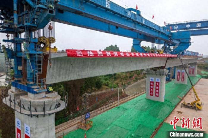四川成都经达州至重庆万州高速铁路首孔箱梁架设完成