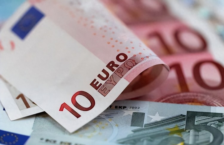 大变局！国际货币支付：美元暴涨至48%，欧元跌至23%，人民币呢？