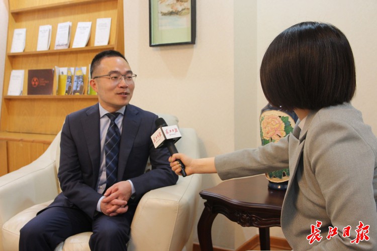 长江日报记者专访中国驻厄瓜多尔使馆经济商务参赞厄瓜多尔有中资企业近90家