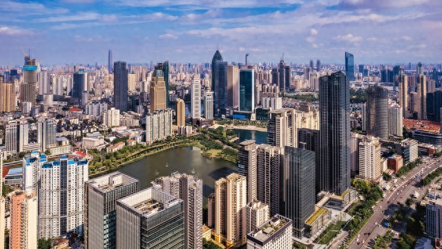 武汉核心区域国企楼盘突然大幅降价前期业主封堵售楼部