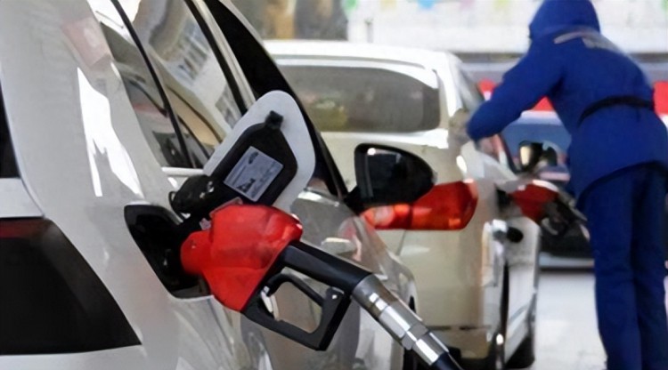 中国石化宣布即将下调成品油价格预计将在10月26日后实施
