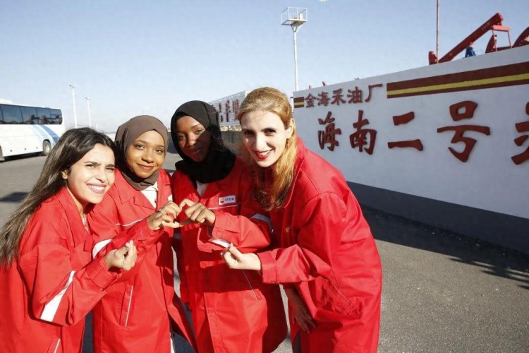 埃及、苏丹、阿塞拜疆四位外国小姐姐“打卡”中国石油辽河油田