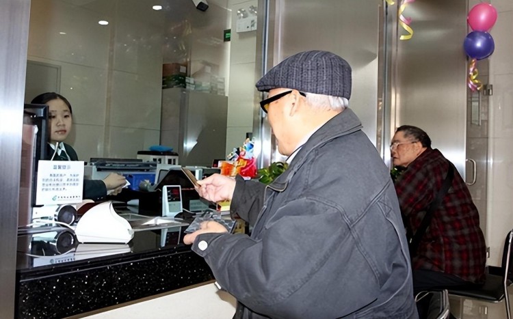 北京95岁老人妻子去世留下了30万存款银行：这是遗产不能给你